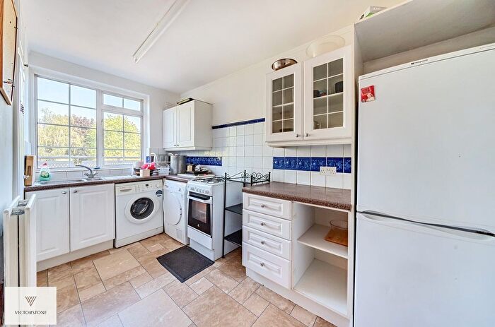 2 Bedroom Flat To Rent In Fellows Court, Weymouth Terrace, Hoxton, London, E2