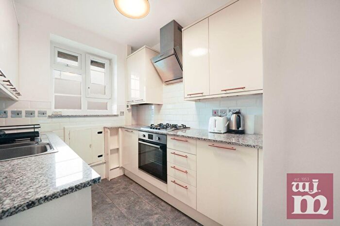 2 Bedroom Flat To Rent In Anson House, Mile End, E1