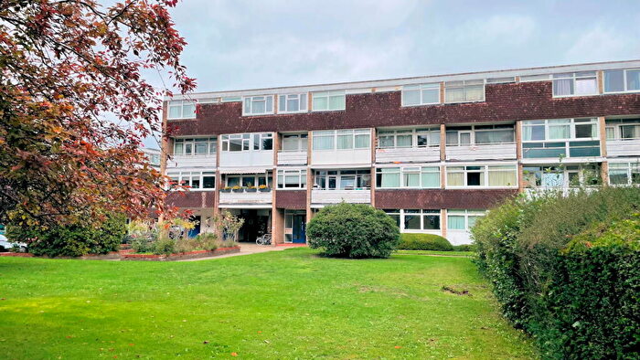 2 Bedroom Flat For Sale In Hill View Court, Woking, GU22