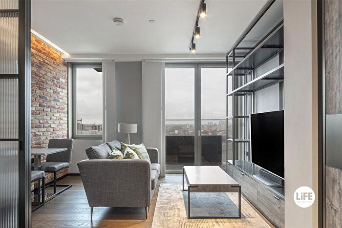 Flat To Rent In Hewett Street, Shoreditch, EC2A