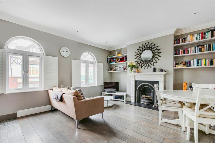 2 Bedroom Flat To Rent In Replingham Road, London, SW18