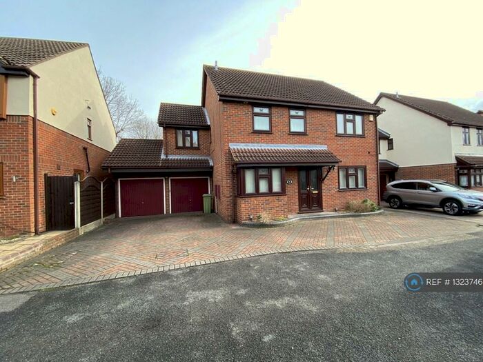 4 Bedroom Detached House To Rent In Sydenham Close, Romford, RM1