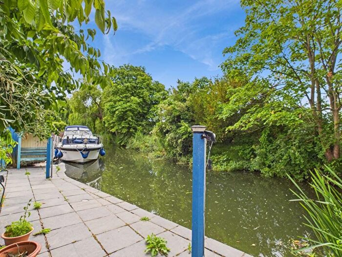 4 Bedroom Detached House For Sale In Hythe End Road, Wraysbury, Berkshire, TW19