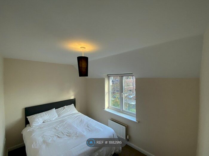 2 Bedroom Flat To Rent In Collingtree Court, Solihull, B92