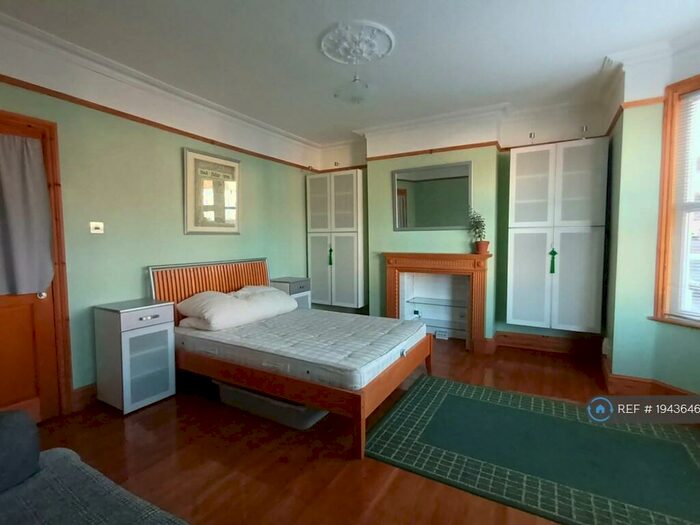 2 Bedroom Flat To Rent In Plumstead, London, SE18