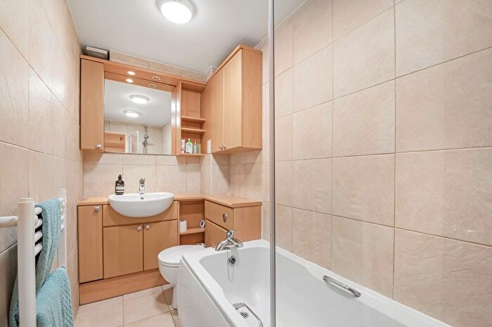 1 Bedroom Flat For Sale In Larkhall Rise, Clapham, SW4
