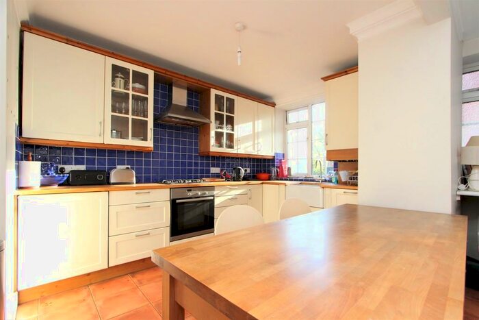 3 Bedroom Apartment To Rent In Fortis Court, Fortis Green, N10