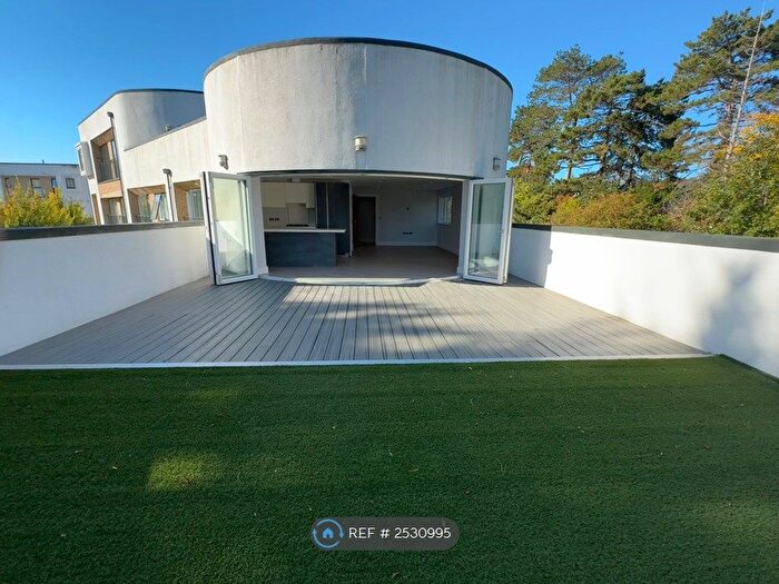 2 Bedroom Flat To Rent In Oaks View, Epsom, KT19