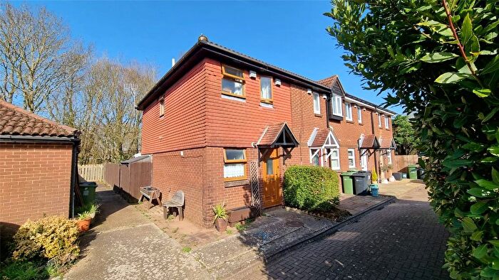 2 Bedroom End Of Terrace House For Sale In Hookwood, Horley, Surrey, RH6