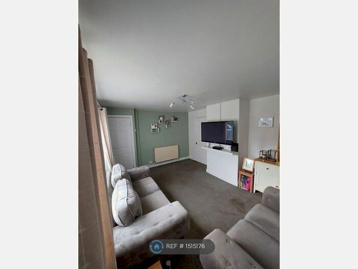 2 Bedroom Semi-Detached House To Rent In Holmfield Close, Pontefract, WF8