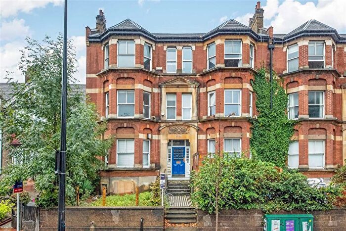 3 Bedroom Flat To Rent In New Cross Road, New Cross, SE14