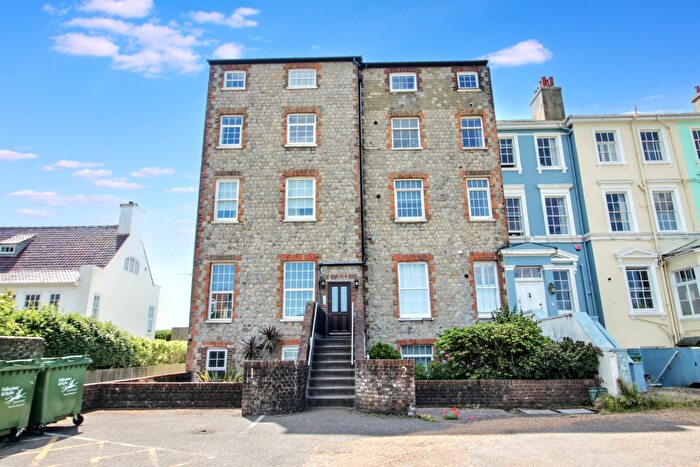 2 Bedroom Flat For Sale In Marine Parade, Hythe, Kent, CT21