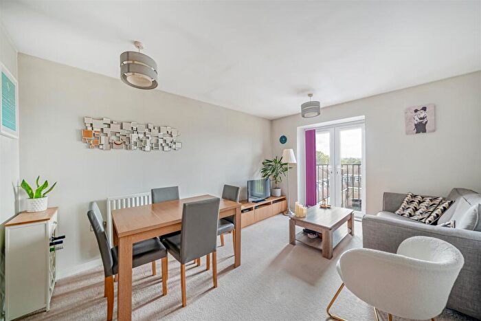 2 Bedroom House For Sale In Green Lane, Morden, SM4