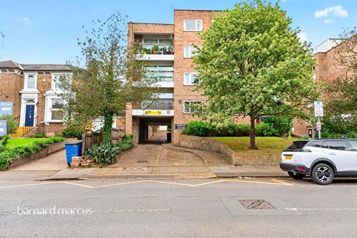 2 Bedroom Apartment For Sale In Queens Road, Kingston Upon Thames, KT2