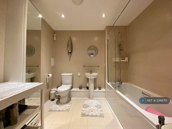 2 Bedroom Flat To Rent In Bole Court, Enfield, EN2