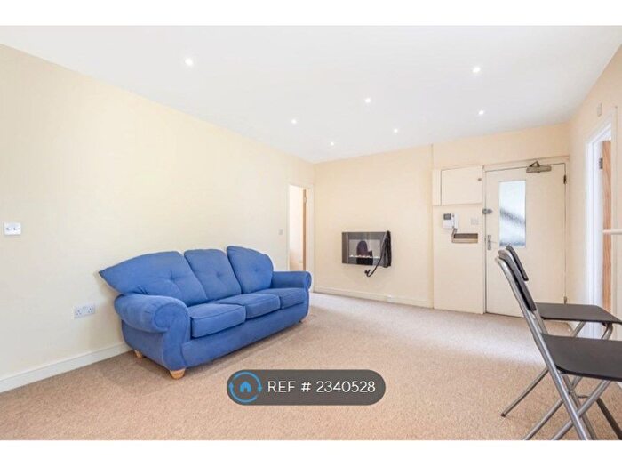 2 Bedroom Flat To Rent In Dryden Court, London, SE11