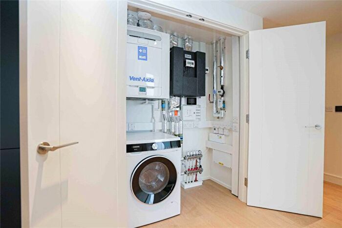 2 Bedroom Apartment For Sale In South Quay Plaza, Canary Wharf, E14