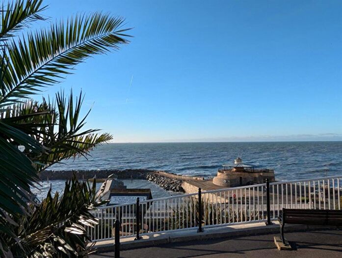 2 Bedroom Flat For Sale In Alexandra Gardens, Ventnor, PO38