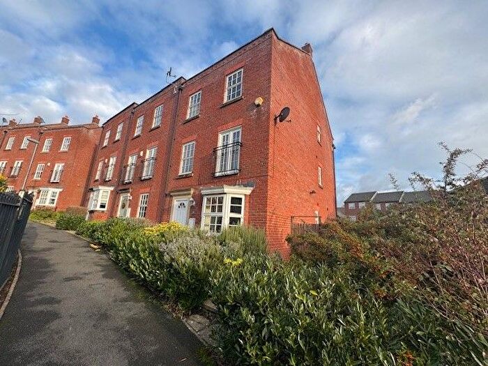 4 Bedroom Town House To Rent In Duckery Wood Walk, Birmingham, B43