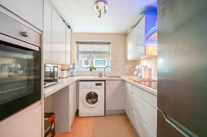 2 Bedroom Apartment For Sale In Thornton Close, Guildford, Surrey, GU2