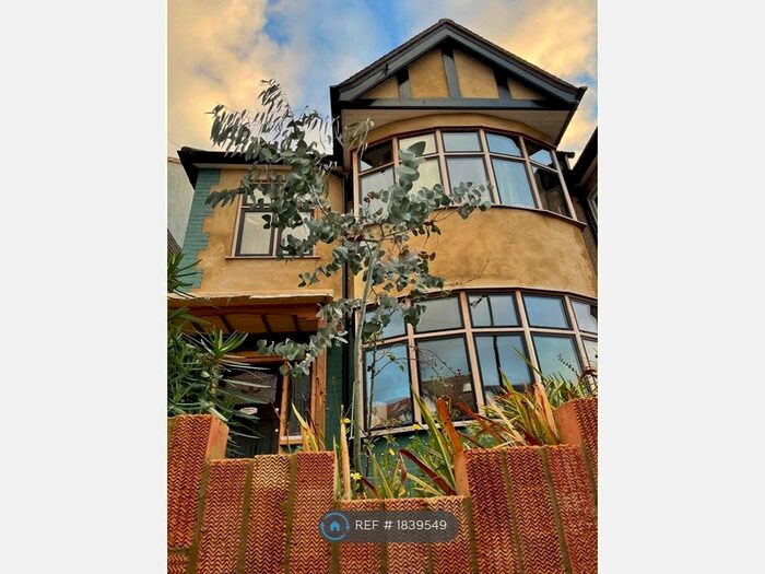 3 Bedroom Semi-Detached House To Rent In Greenway Avenue, London, E17