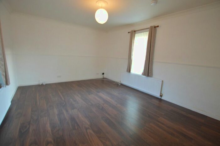 2 Bedroom Flat To Rent In High Street, Cowdenbeath, KY4