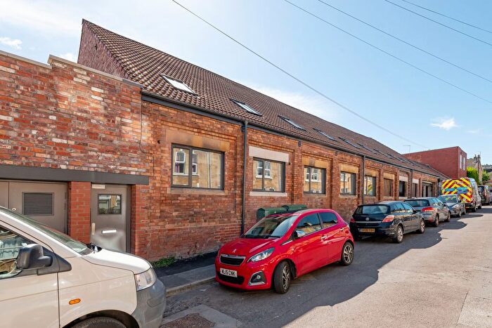 3 Bedroom Flat To Rent In Lymore Gardens, Twerton, BA2