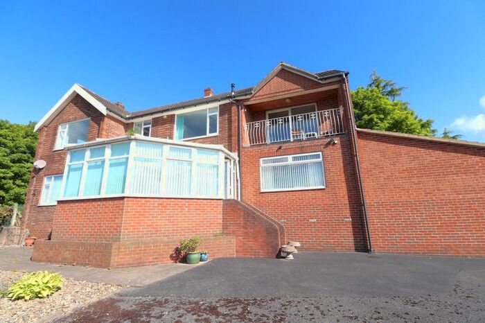 3 Bedroom Flat To Rent In Hough Top, Leeds, West Yorkshire, LS13