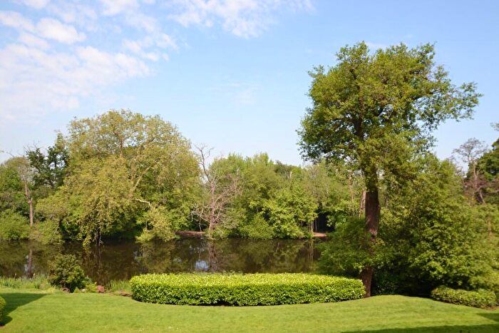 1 Bedroom Apartment To Rent In Berkeley Court, Weybridge, Surrey, KT13