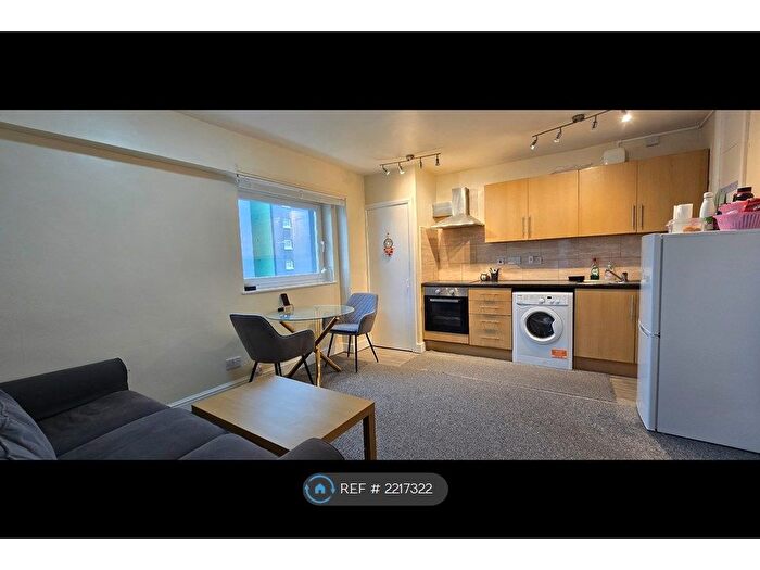 3 Bedroom Flat To Rent In Lovell Park Heights, Leeds, LS7