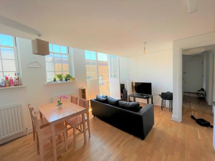 3 Bedroom Flat To Rent In Kings Terrace, Camden, NW1