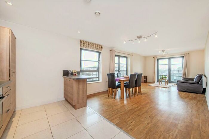 2 Bedroom Apartment To Rent In Commercial Road, E14