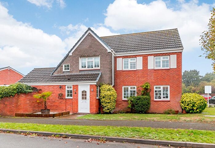 3 Bedroom End Of Terrace House To Rent In Kenilworth Drive, Walton-On-Thames, KT12