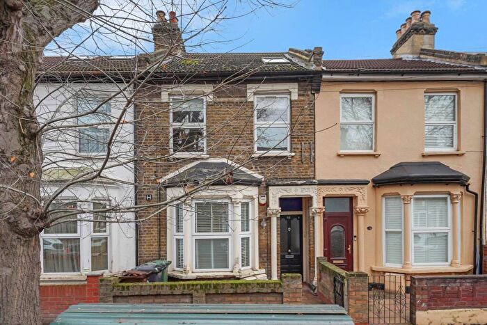 2 Bedroom Flat For Sale In Buckland Road, Leyton, E10