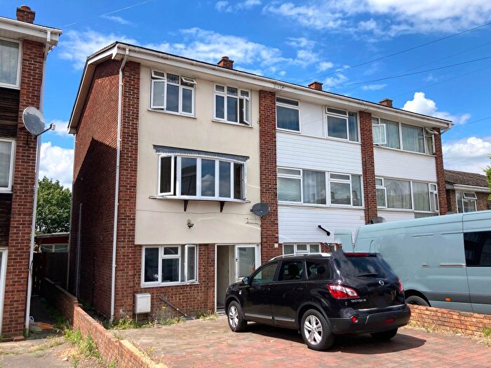 5 Bedroom Town House To Rent In Liphook Close, Hornchurch, Greater London, RM12