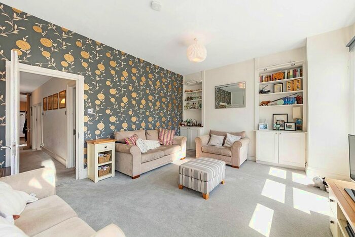 2 Bedroom Flat To Rent In Hazelbourne Road, Balham, London, SW12