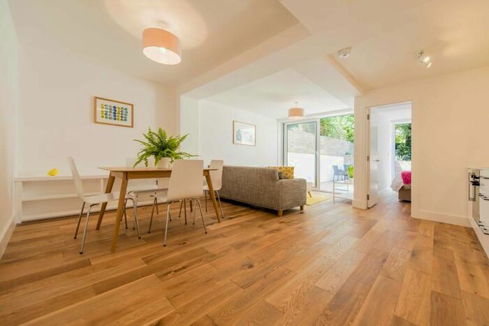 2 Bedroom Flat To Rent In Chelsham Road, London, SW4