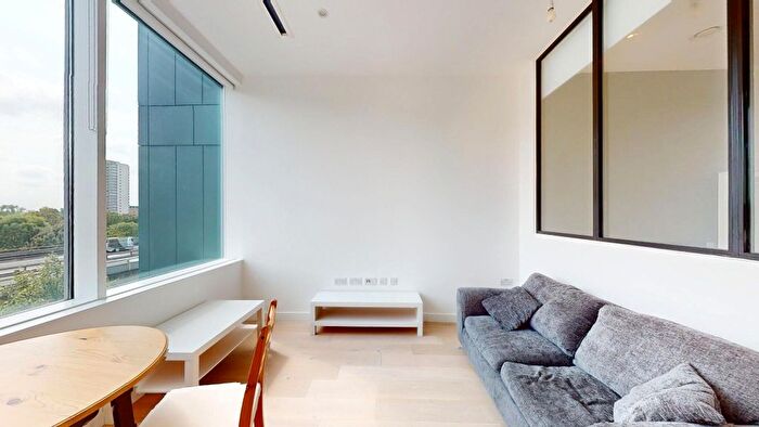 1 Bedroom Flat To Rent In Great West Road, Brentford, TW8