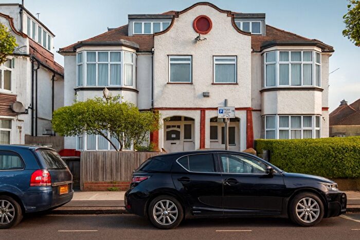 3 Bedroom Flat To Rent In The Drive, Golders Green, NW11