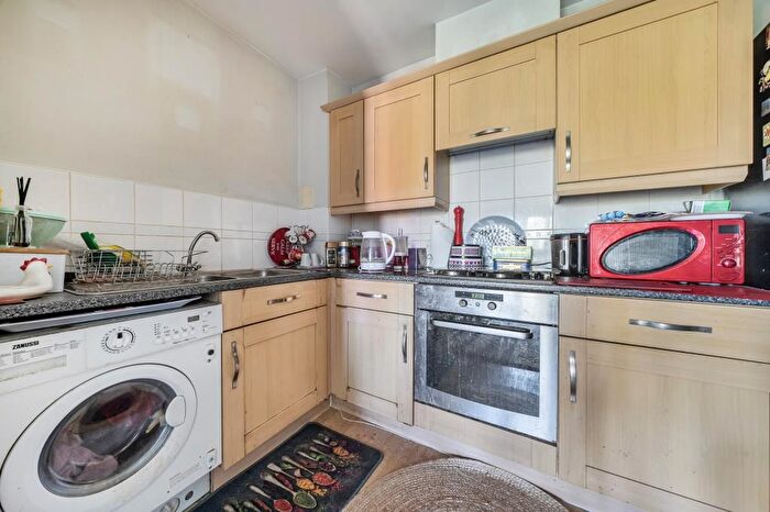 2 Bedroom Flat For Sale In Florey Gardens, Aylesbury, HP20