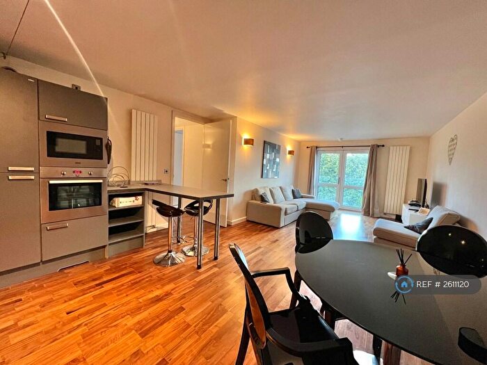 2 Bedroom Flat To Rent In Cedar Court, Prestwich, Manchester, M25