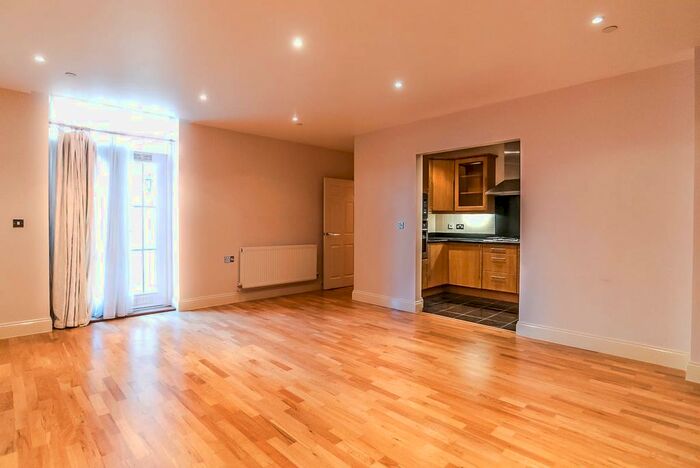 2 Bedroom Flat To Rent In Princess Park Manor East Wing, Royal Drive, London, N11