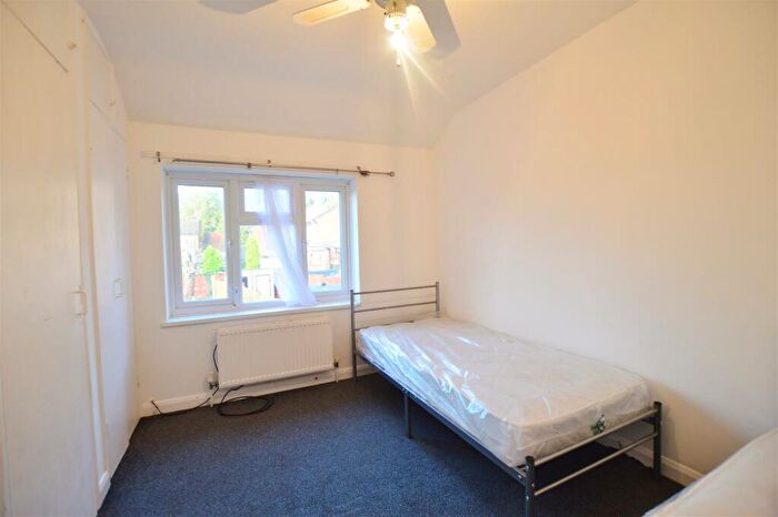 3 Bedroom Terraced House For Sale In Long Readings Lane, Slough, SL2