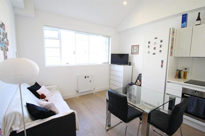 Flat To Rent In Sail Loft Court, Dod Street, London, E14