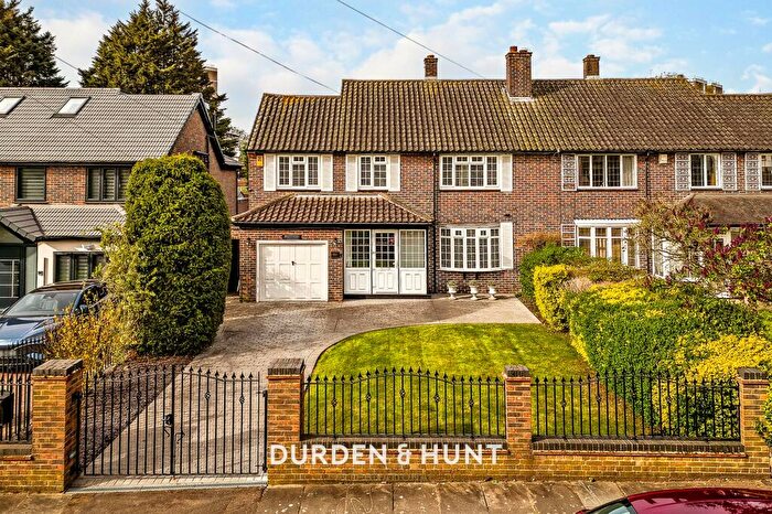 4 Bedroom Semi Detached House For Sale In Romford Road, Chigwell, IG7