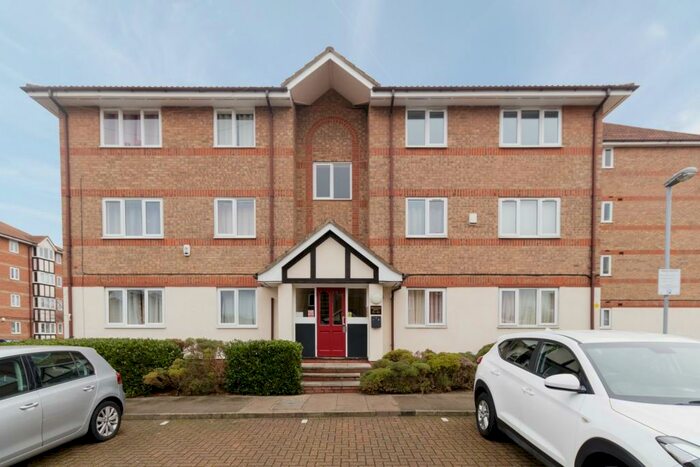 1 Bedroom Flat To Rent In Chandlers Drive, Erith, DA8