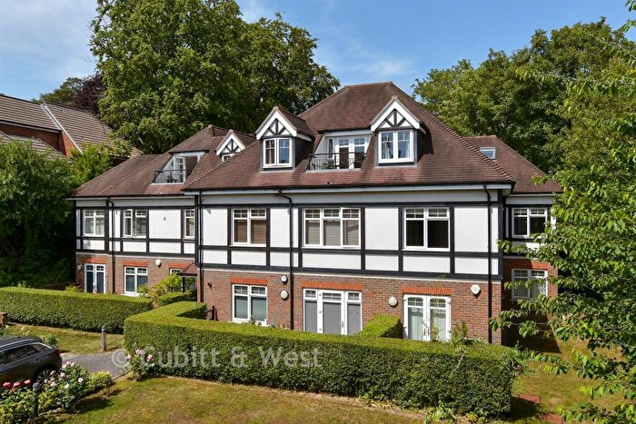 2 Bedroom Flat For Sale In Woodcote Valley Road, Purley, Surrey, CR8