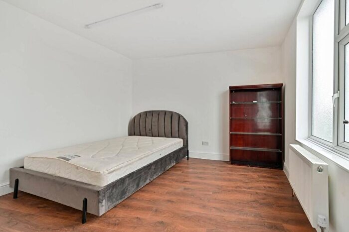 3 Bedroom Flat To Rent In Upper Richmond Road West, East Sheen, London, SW14