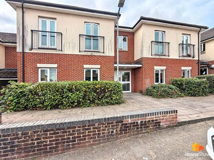 2 Bedroom Flat For Sale In School Close, Chesham, HP5