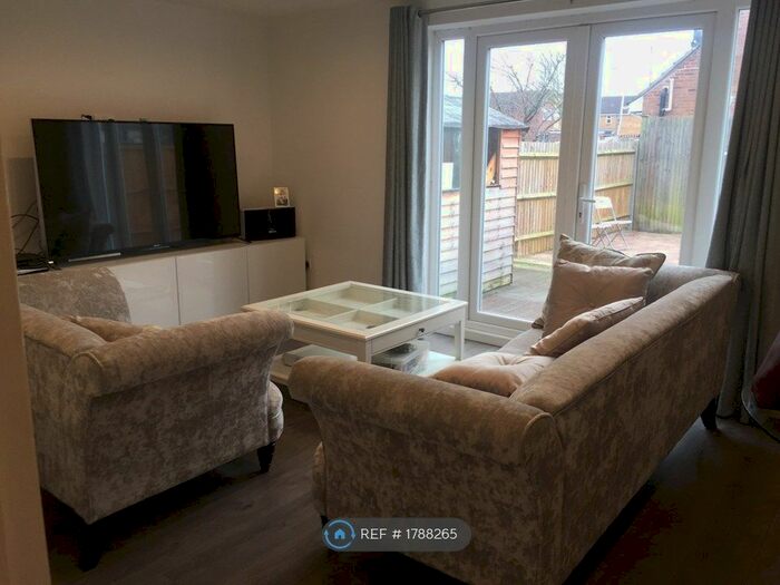 3 Bedroom Semi-Detached House To Rent In Great Central Avenue, Ruislip, HA4